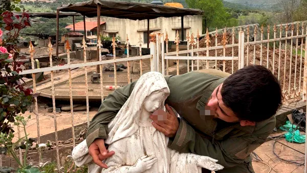Statuie a Fecioarei Maria din Liban, batjocorită de soldații israelieni. Cum s-au fotografiat, din nou, militarii trimiși în zonele sudice ale țării