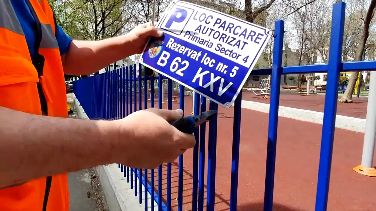 Plăcuțele de parcare dintr-un sector al Capitalei, date jos de peste tot!