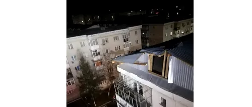 FOTO-VIDEO | Vânt puternic în România. Acoperișurile unor blocuri din Vâlcea și Hunedoara, smulse de rafale
