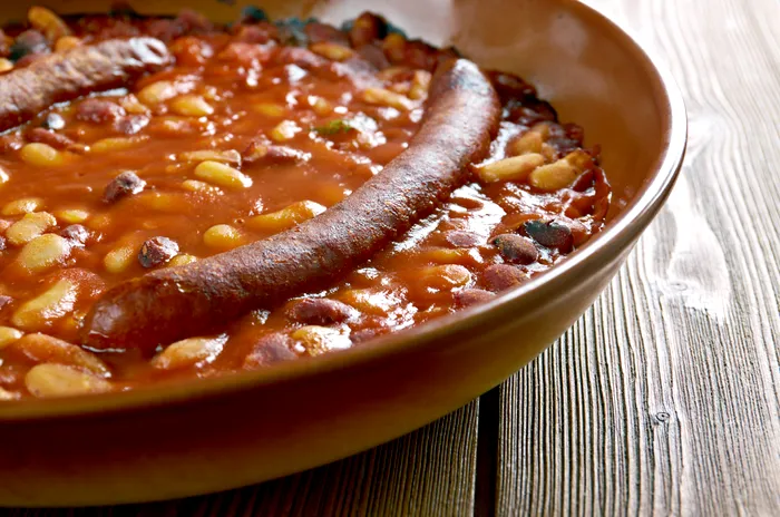 Cum prepari rețeta spaniolă de fasole cu cârnați. Trucul ca boabele să nu se spargă deloc