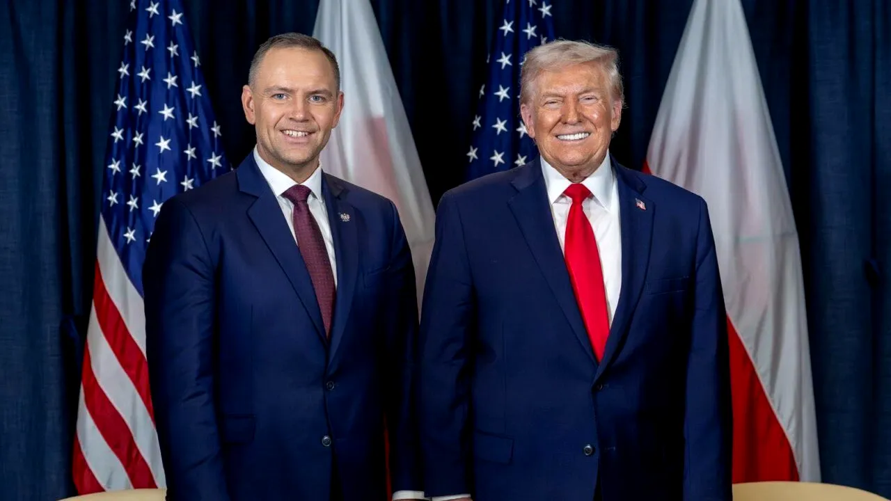 Americanii se poziționează în spatele președintelui Nawrocki în criza care a cuprins Polonia. Donald Trump l-a susținut personal pe actualul președinte polonez, în campania electorală. Ce mesaj a dat Ambasada SUA