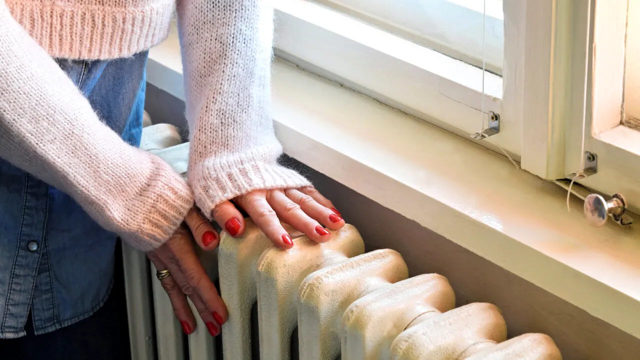 Cum să îți menții casa călduroasă în timpul sezonului rece, fără să plătești în plus la facturi. La ce să fii atent