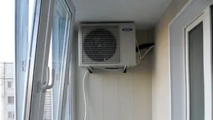 O femeie din Cluj, acuzată că i-a furat vecinei… balconul: „A schimbat yala și a instalat un aparat de aer condiționat”