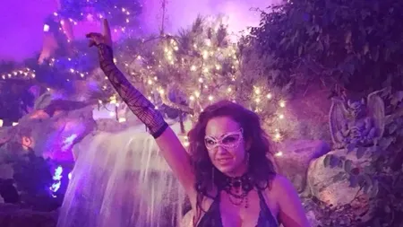 Era „iepurașul” Playboy perfect, dar acum spală TOALETE și dă cu mopul. Fostul model, de nerecunoscut