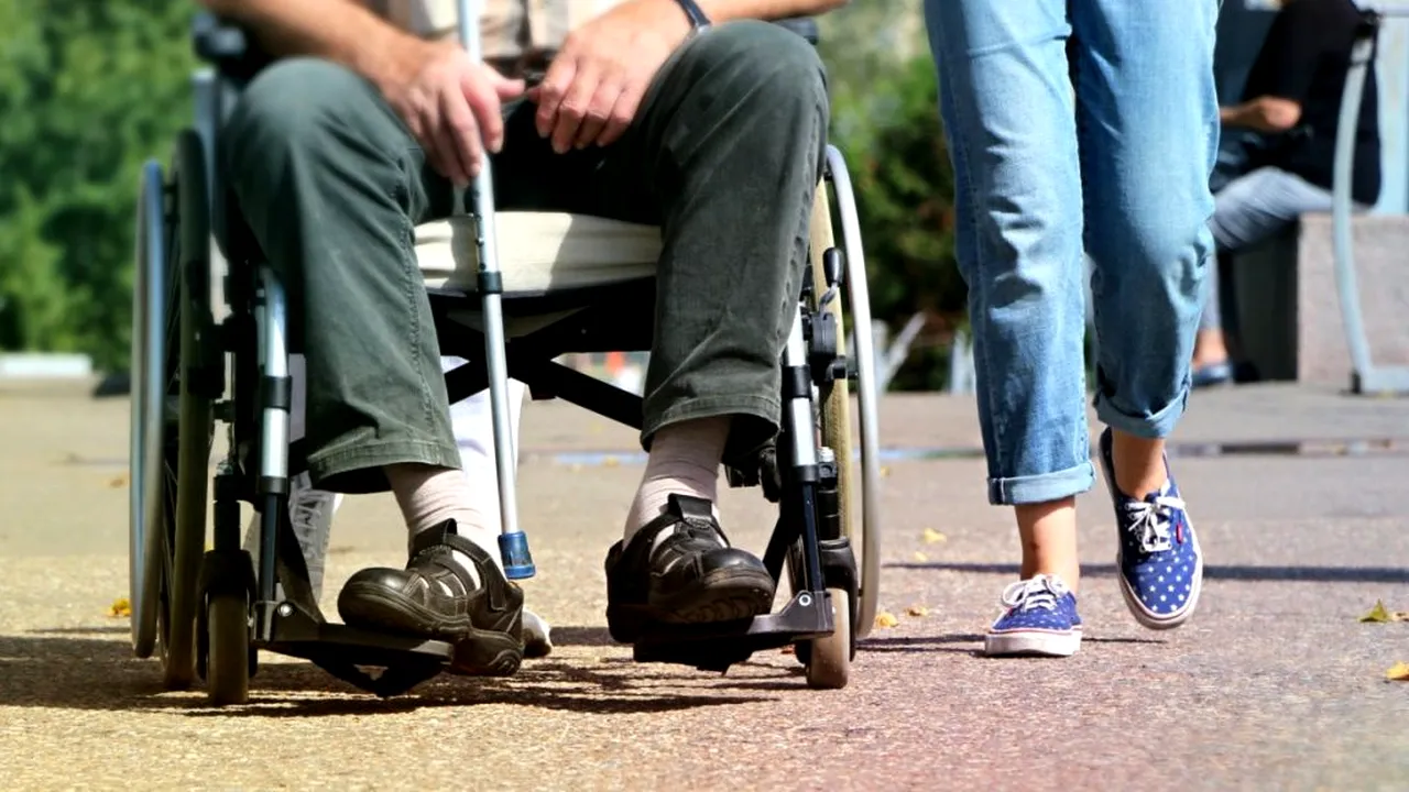 România, lovită și de epidemia de nepăsare. Bătrâni dați afară din aziluri, abandonați și de familii! Cine sunt monștrii