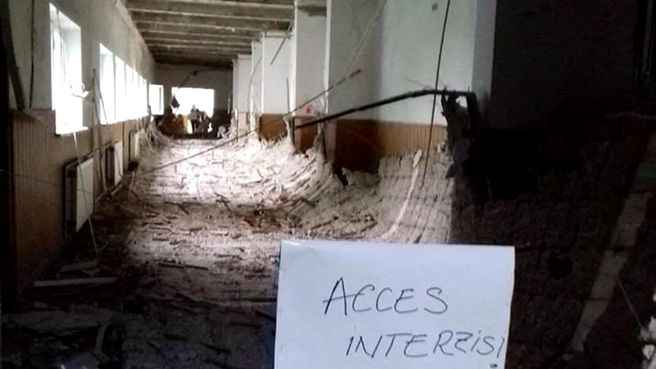 Pericol într-o școală din Alexandria. O porțiune de tavan a căzut rănind trei copii