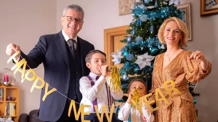 GALERIE FOTO! Cum au petrecut Firea și Pandele de Revelion, în sufragerie, unde s-au îmbrăcat ca la nuntă: „Nu contează unde ești, ci cu cine ești!”