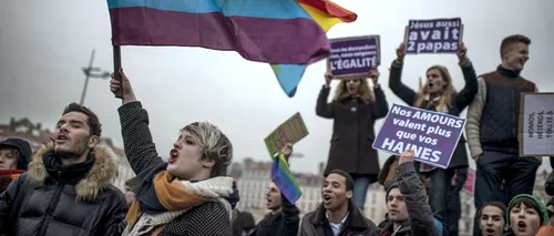 Deputații francezi au adoptat proiectul căsătoriilor între persoane de același sex
