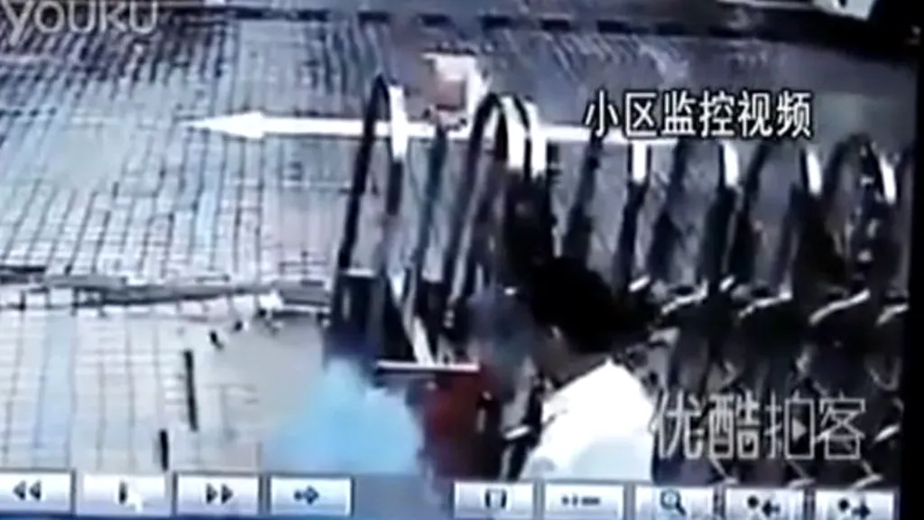 VIDEO: Un bărbat din China a murit înghițit de o groapă în asfalt