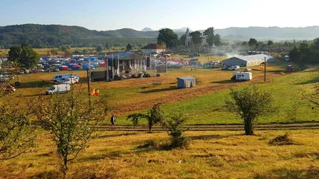 Serbările Naţionale de la Ţebea. O parte dintre politicienii prezenți la festivități, huiduiți de asistență