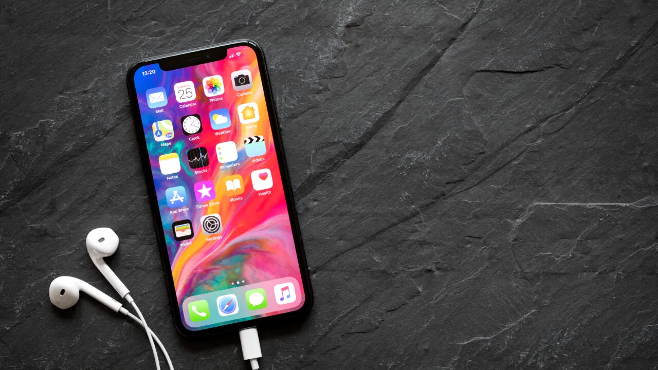 De ce își pierde iPhone-ul BATERIA peste noapte și cum poți preveni asta