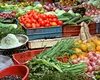 Cu cât au ajuns să se vândă 1 kg de roșii, ceapa verde și legătura de usturoi în Piața Moghioroș din București