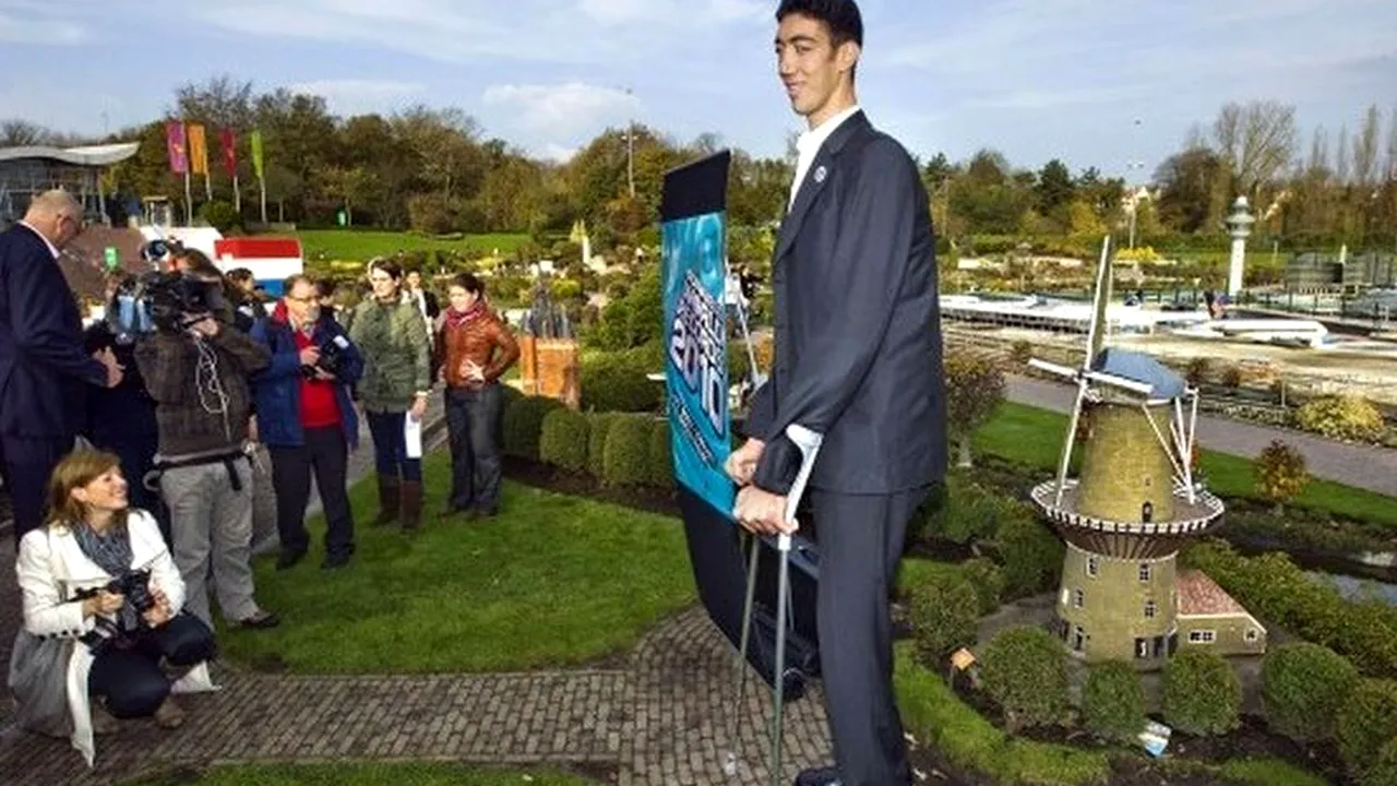 VIDEO: Cel mai înalt bărbat din lume, de 2,51 m, s-a căsătorit. Cum arată soția lui