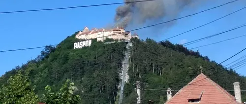 BRAȘOV. Incendiu la Cetatea Râșnov / Focul a izbucnit la acoperișul unei clădiri aflate în restaurare