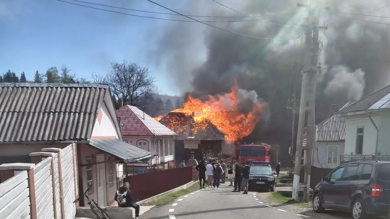 Incendiu de proporții într-o comună din Vrancea: 20 de case sunt mistuite de flăcări