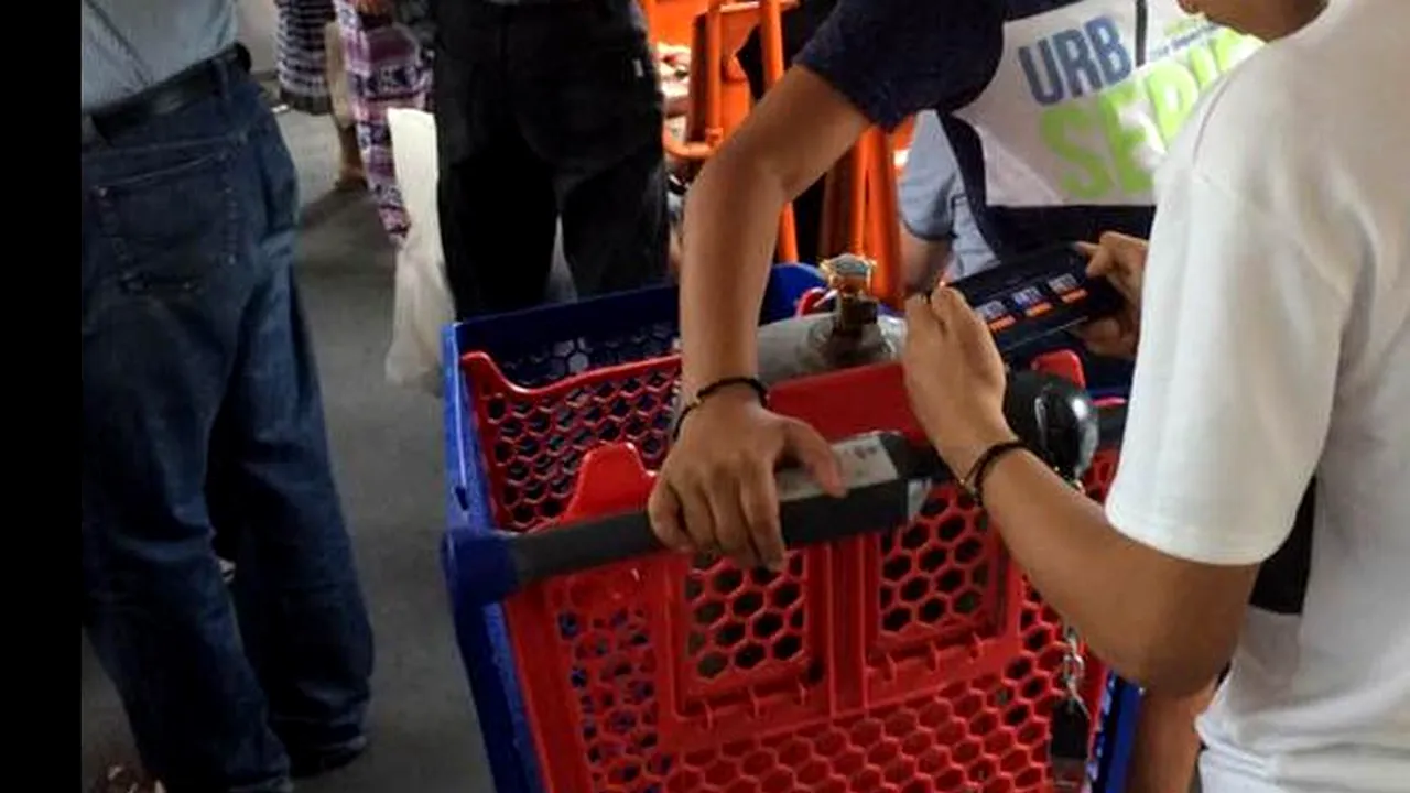 Regia Autonomă de Transport BUTELII București. Doi tineri au transportat o BUTELIE cu tramvaiul 27, într-un cărucior de cumpărături