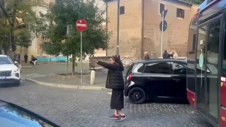 O călugăriță româncă a dirijat traficul chiar în inima Romei. Șoferii au fost recunoscători: „Mulțumim, Doamne”