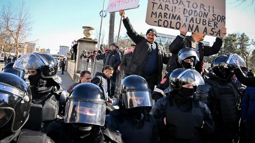 FOTO | Noi proteste în Republica Moldova: Zeci de persoane au fost arestate, inclusiv minori. Au existat mai multe amenințări cu bombe, Aeroportul din Chișinău fiind închis / Poliția ar fi dejucat un complot susținut de Rusia