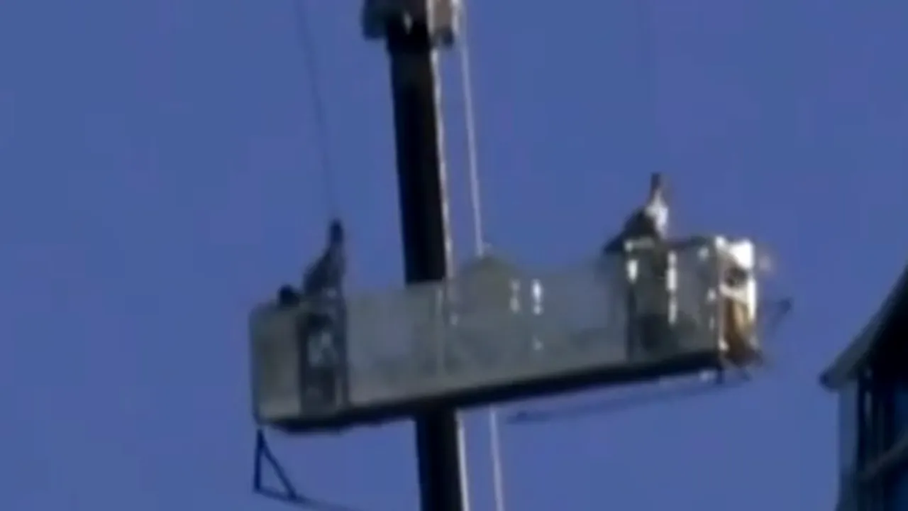 Ca într-un carusel al morții. Doi spălători de geamuri s-au balansat printre zgârie-nori din cauza vântului puternic- VIDEO
