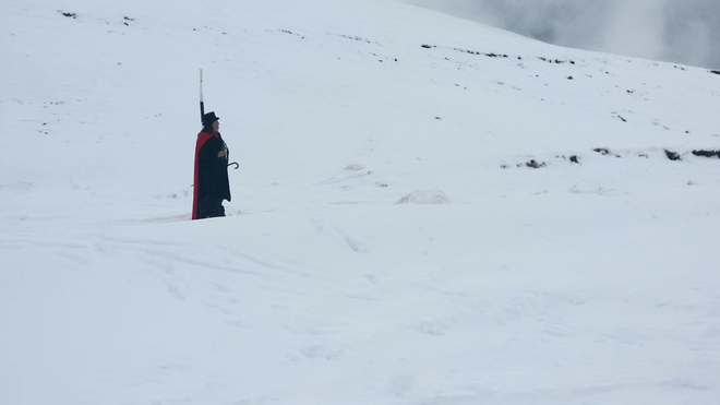 Un turist costumat în Dracula s-a rătăcit pe munte / Sursa foto: Facebook Salvamont Bușteni