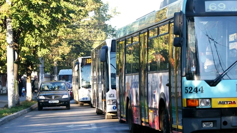 Sondaj: câți români conduc o mașină zi de zi și câți merg cu transportul în comun