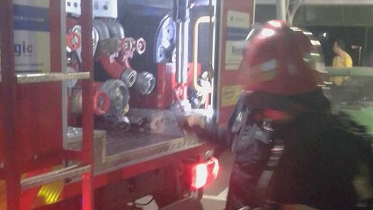 Explozie și incendiu într-un bloc din Rovinari: un bărbat a murit. Zeci de oameni au ieșit în stradă de frică