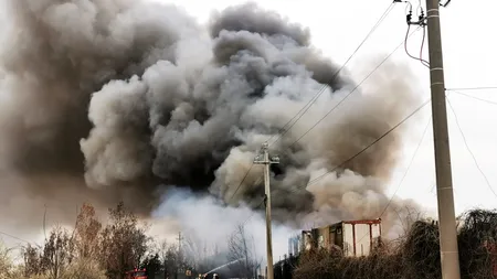 FOTO-VIDEO | Incendiu puternic la centrul Remat din Glina. A fost emis mesaj de avertizare prin Ro-Alert