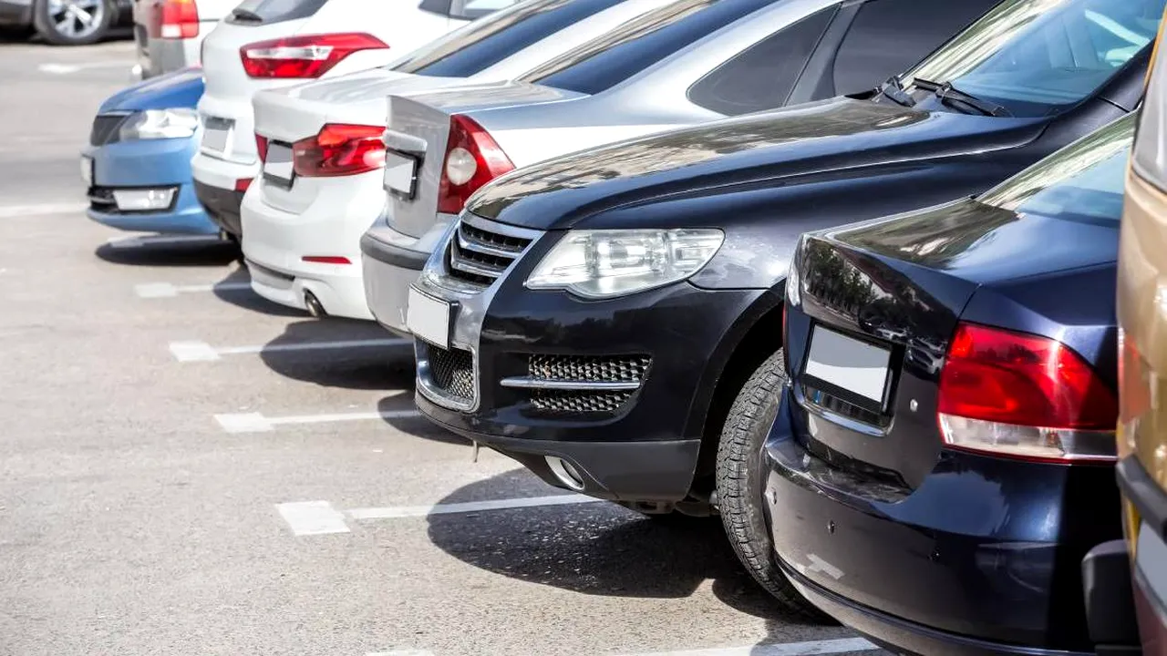 Mașini personale trecute drept autospeciale pentru parcare gratis. Doi foști șefi ai Poliției din Oradea, trimiși în judecată