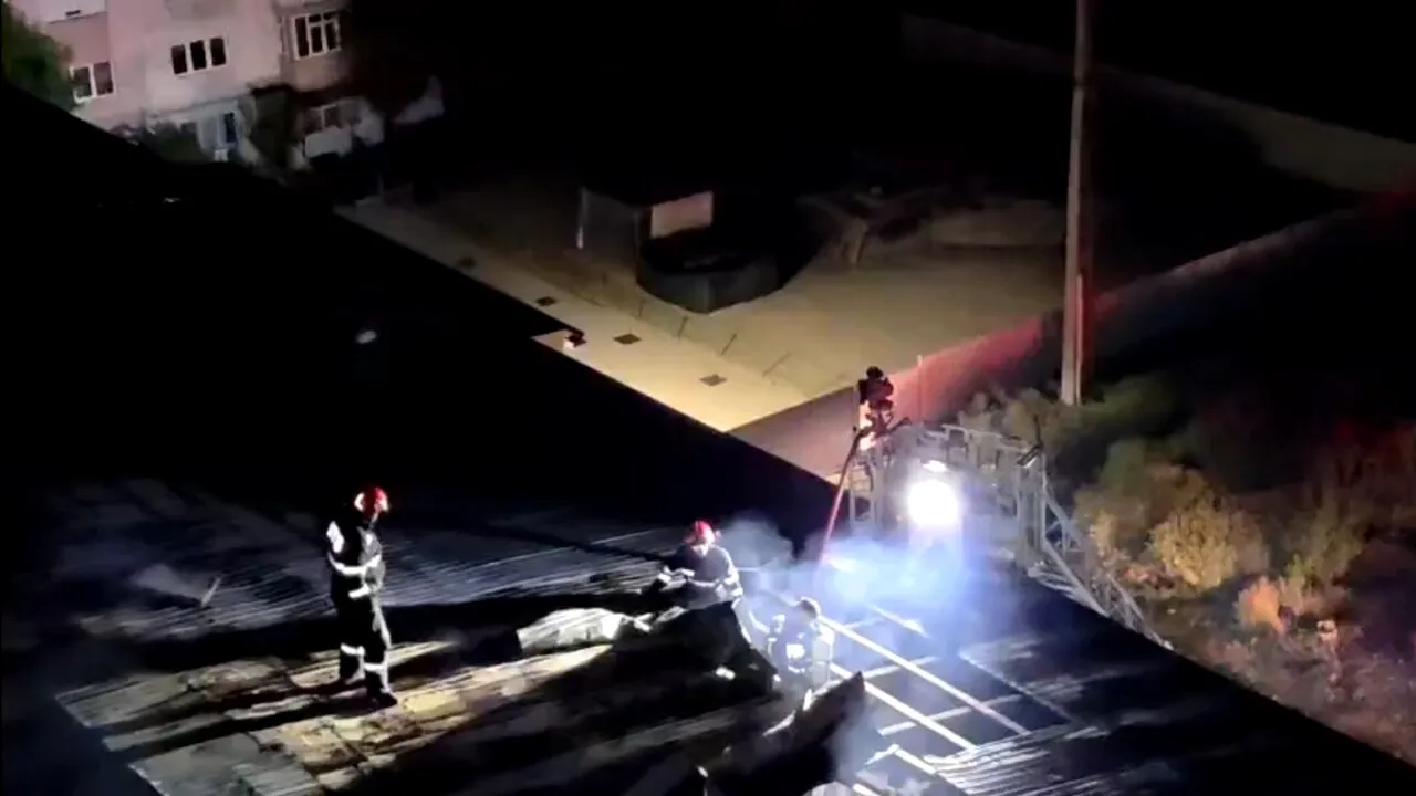 Panică în Balș, după ce un bloc a luat foc. Locatarii au fost evacuați