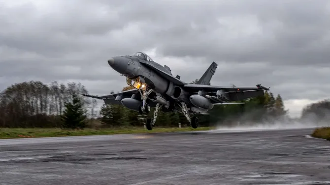 Primele concluzii după ce avioane canadiene CF-188 Hornet au aterizat, în premieră, pe o AUTOSTRADĂ din Estonia
