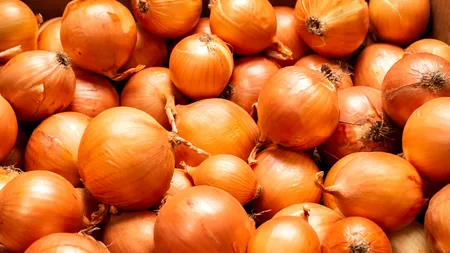 Îți dau lacrimile! Cât a ajuns să coste un kilogram de CEAPĂ, la piață. Este secetă la nivel mondial