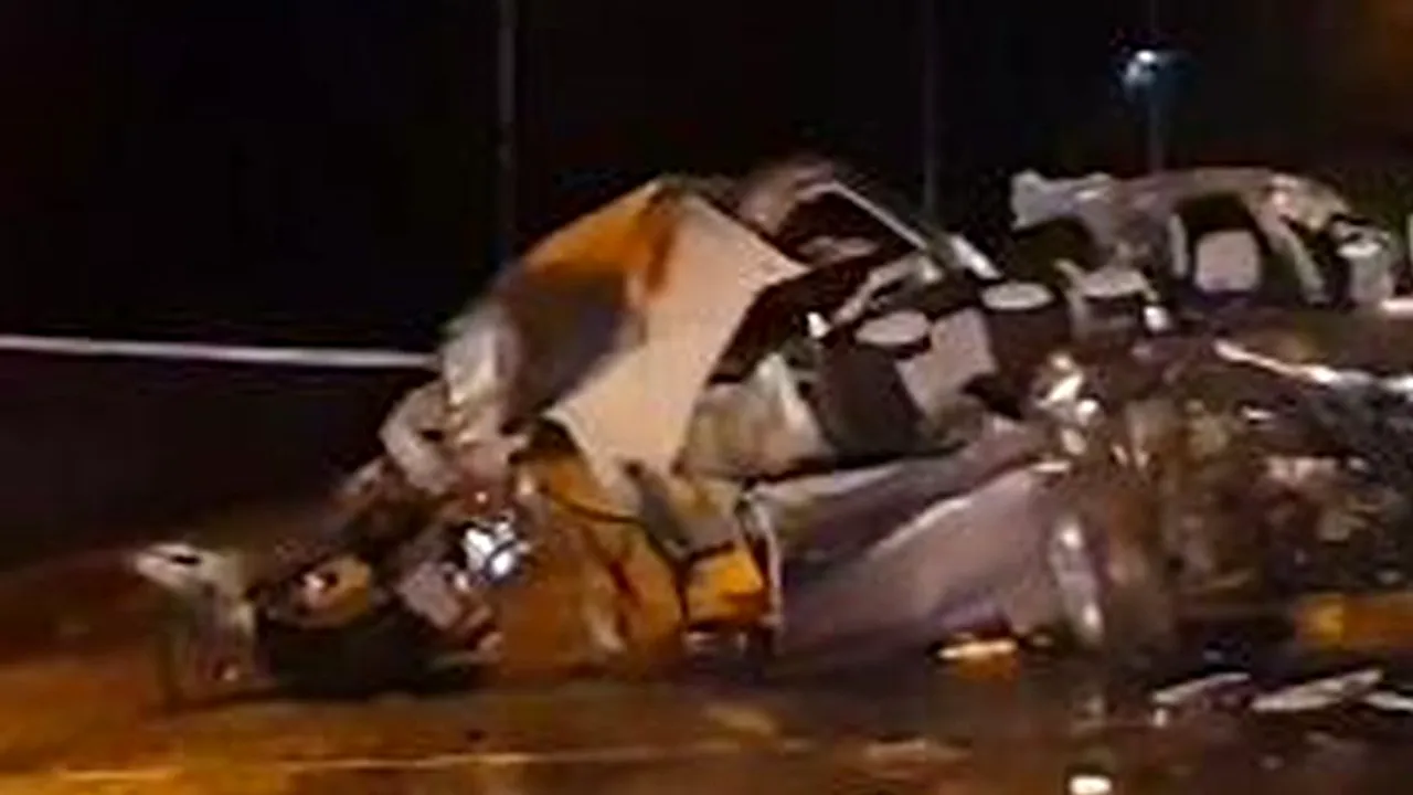 Un șofer beat a intrat cu mașina într-un ansamblu de vehicule în Alexandria. Un tânăr de 17 ani a murit - VIDEO