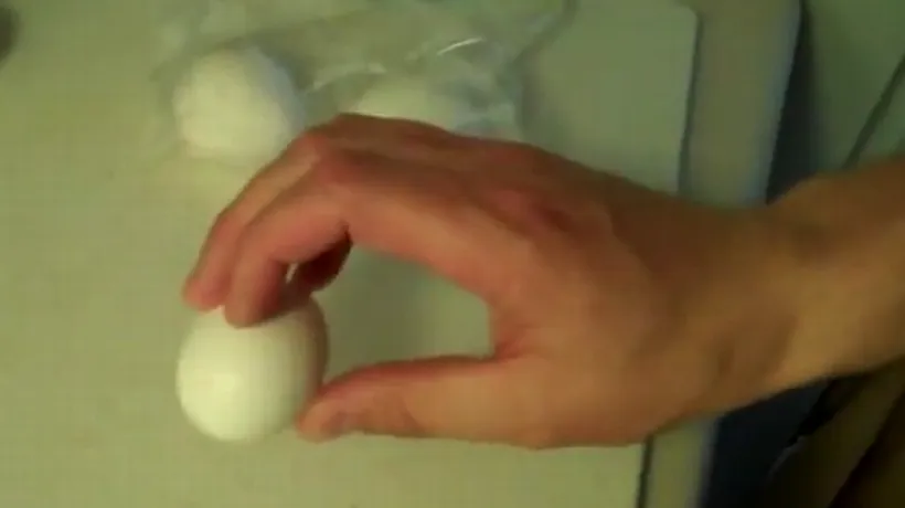 Cum să decojești un ou în trei secunde. Acesta este TRUCUL