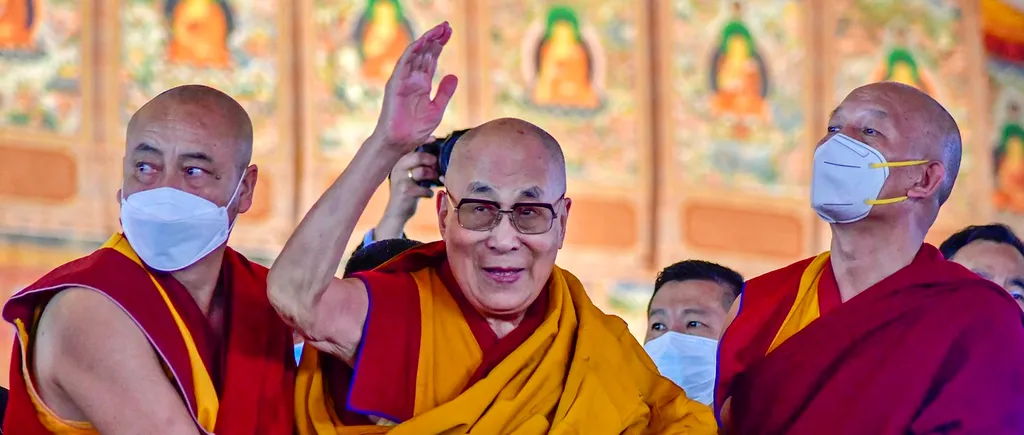 VIDEO | Dalai Lama, implicat într-un scandal monstru după ce a sărutat un copil pe gură și i-a cerut să îi sugă limba