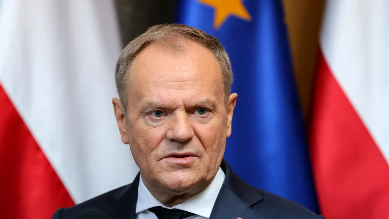 Premierul Poloniei anunță planul de pregătire MILITARĂ pentru toți bărbații polonezi/ Tusk ia în considerare propunerea lui Macron
