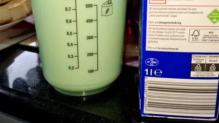 Un client a cumpărat o cutie „de 1 litru” de LAPTE din supermarket. Ajuns acasă, a măsurat conținutul. Ireal ce cantitate era în cutie, de fapt