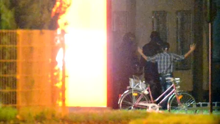 Un bărbat a fost arestat după ce s-a închis cu 12 persoane într-un fast-food din Germania