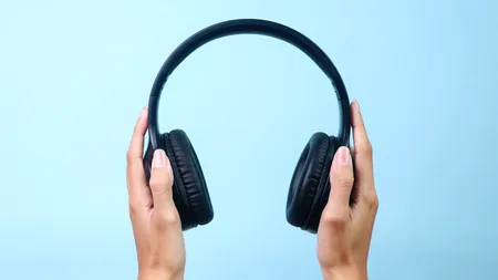 Ce spun specialiștii despre utilizarea căștilor cu anulare a zgomotului de fond. Tot mai mulți tineri europeni au probleme de auz