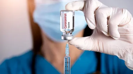 O femeie din Iași  a fost internată în spital cu reacții adverse după rapelul la vaccinul anti-COVID-19. Femeia a avut o erupție cutanată pe față și pe picioare