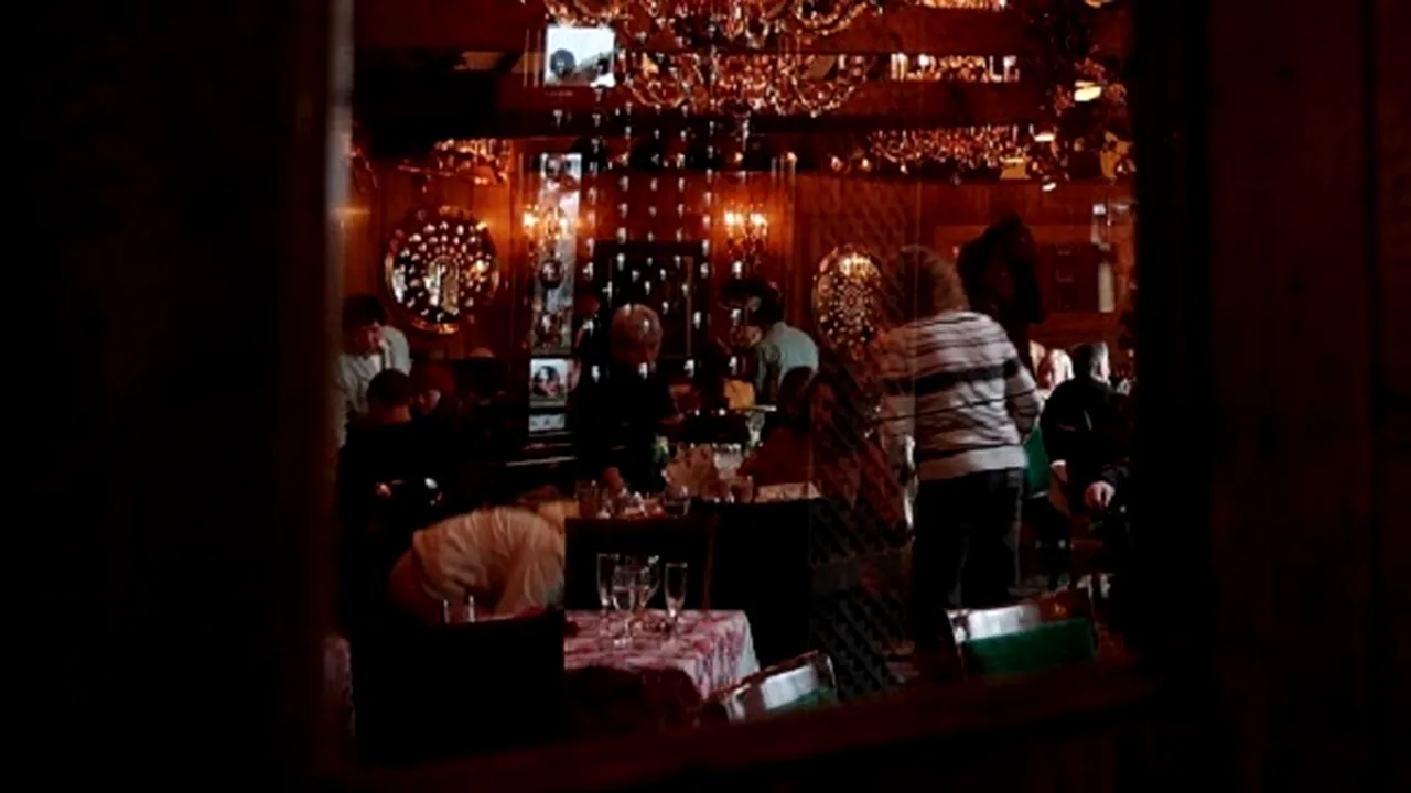 Incredibilul Revelion făcut aseară de 600 de olteni. Personalul a fugit de frică, unii invitați s-au apucat să-și gătească singuri