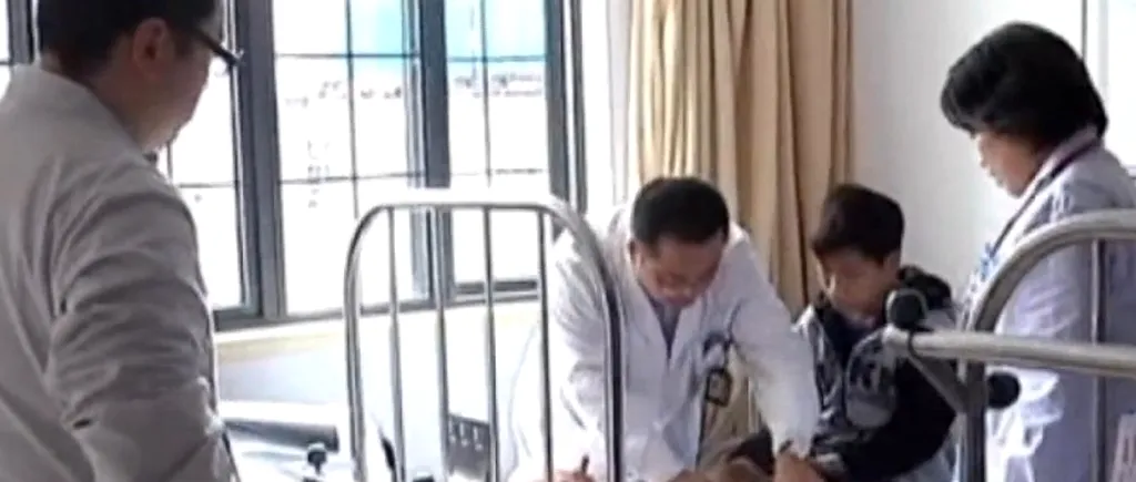 Boala ciudată de care suferă un băiat din China. De ce nu a purtat niciodată încălțăminte. VIDEO