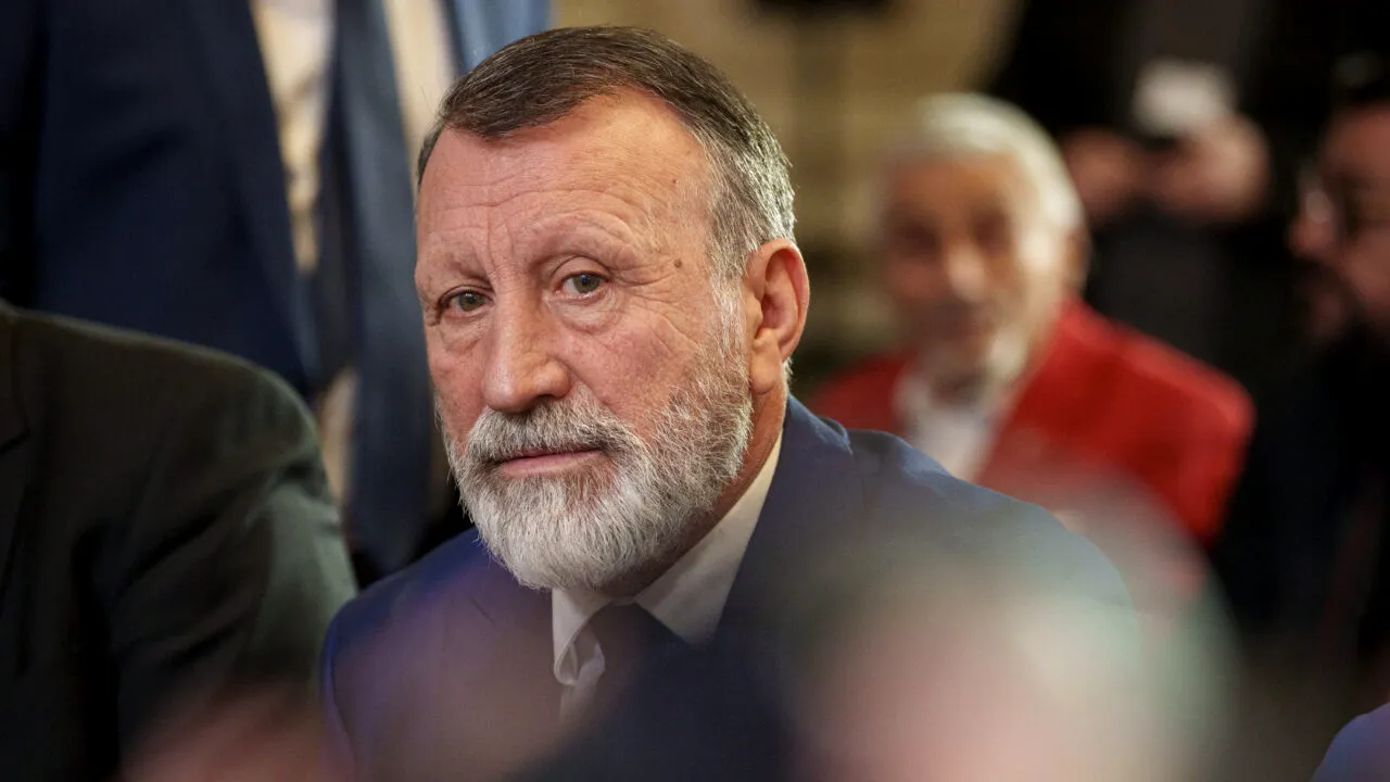 Paul Stănescu: „PSD nu ține cu dinții de guvernare” / Atac la adresa liberalilor: „Au mintea cam scurtă și uită cam repede”