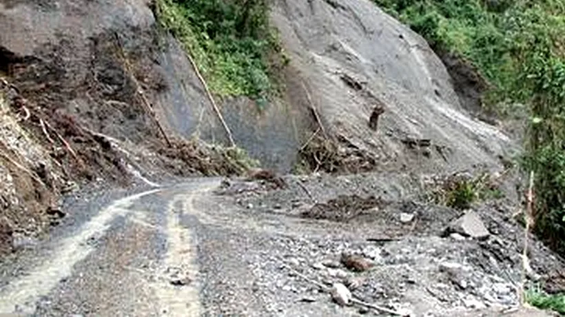 Persoana aflată în autoturismul surprins de o alunecare de teren în Orșova a decedat. UPDATE

