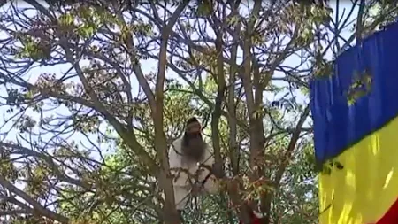 „Stegarul Dac” protest din copac, în fața Parchetului/Călin GEORGESCU, sub control judiciar încă 60 de zile