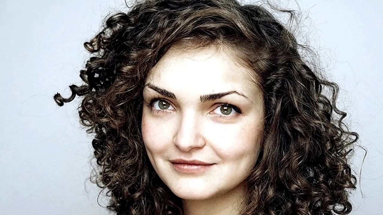 O tânără studentă la Arhitectură a creat paharul de vin pentru picnic, un business care-i aduce 20.000 de euro