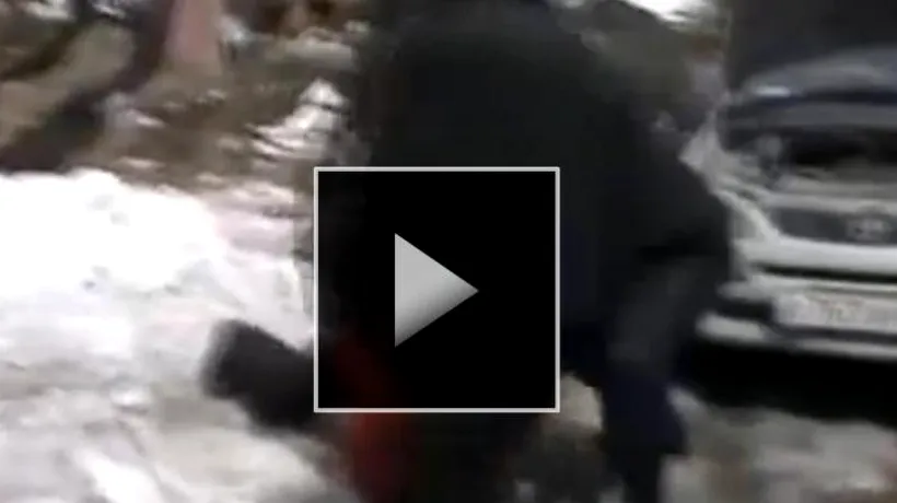 Ce se întâmplă când un polițist din Rusia este atacat de un bărbat înarmat cu o lopată. VIDEO