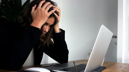 Doxing, un fenomen dăunător în social media. Una din şase persoane a fost victima aplicaţiilor online de dating