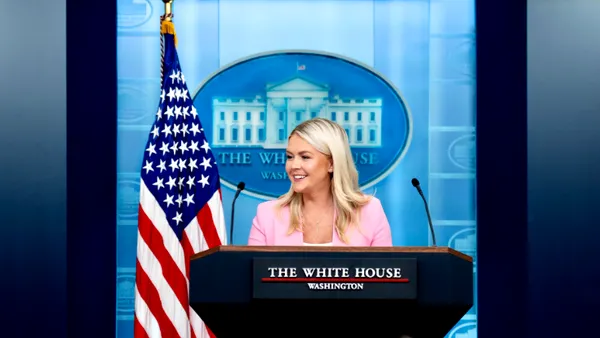 Cunoscuta purtătoare de cuvânt a Casei Albe va demisiona din septembrie, a anunțat Trump. Care este motivul