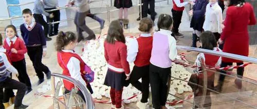 Mărțișor gigant, cu un șnur de circa o sută de metri lungime, făcut de elevii unei școli din Galați