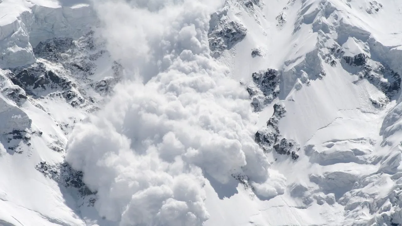 AVERTIZARE METEO: Pericol de avalanșe la munte, în plină vară. Care sunt zonele vizate